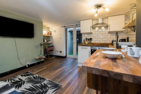 Modern 1-bed Central Apartment with Outside Space